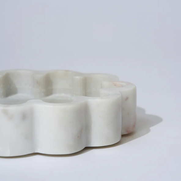 MARBLE OVAL RIBBED CATCHALL WHITE MARLE