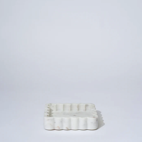 MARBLE RECTANGLE RIBBED CATCHALL WHITE MARLE