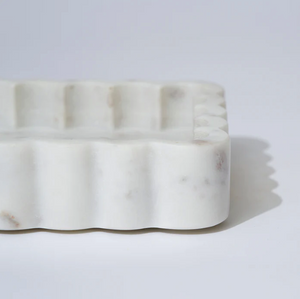 MARBLE RECTANGLE RIBBED CATCHALL WHITE MARLE